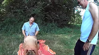 Suzisoumise naked in a field